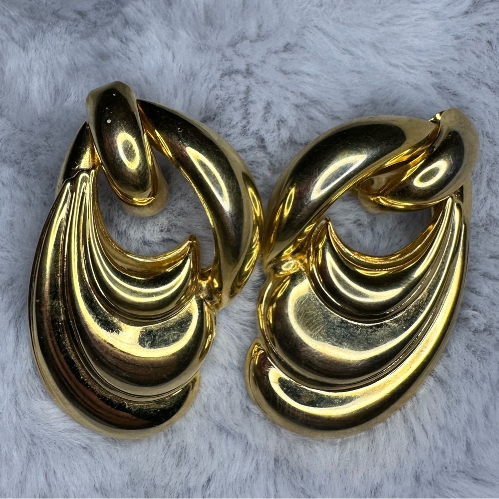 Vintage Gold-Tone Women's Earrings 💰FREE WHEN BUNDLED💰